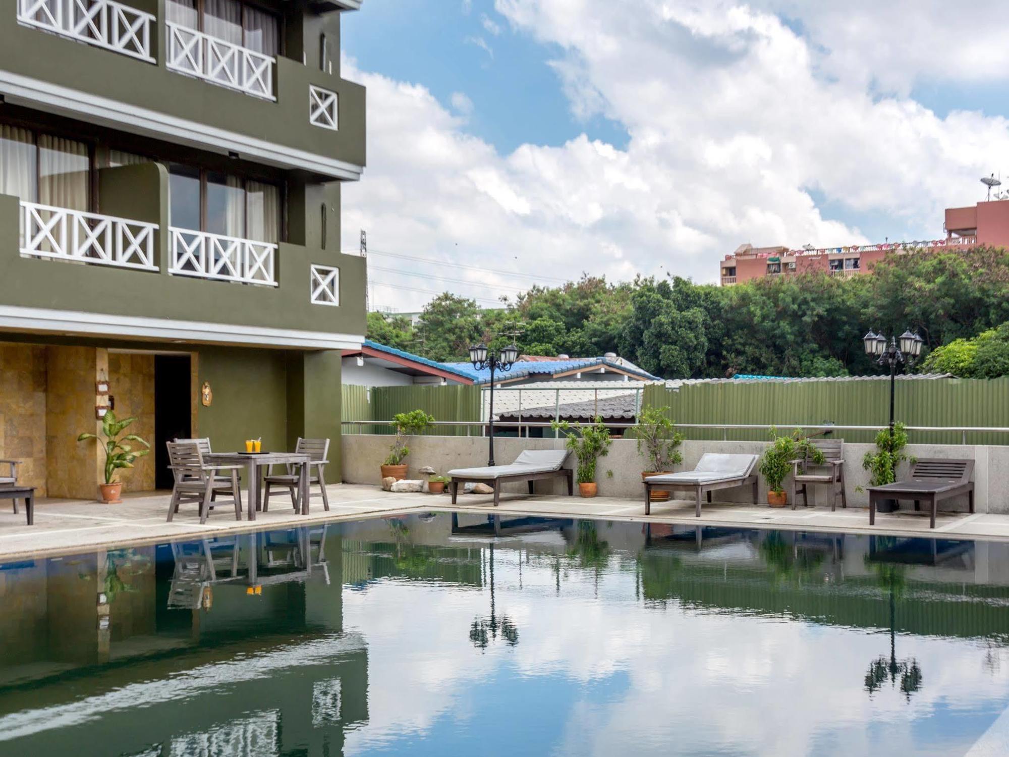 All Together Suite Hotel Bangkok Exterior foto
