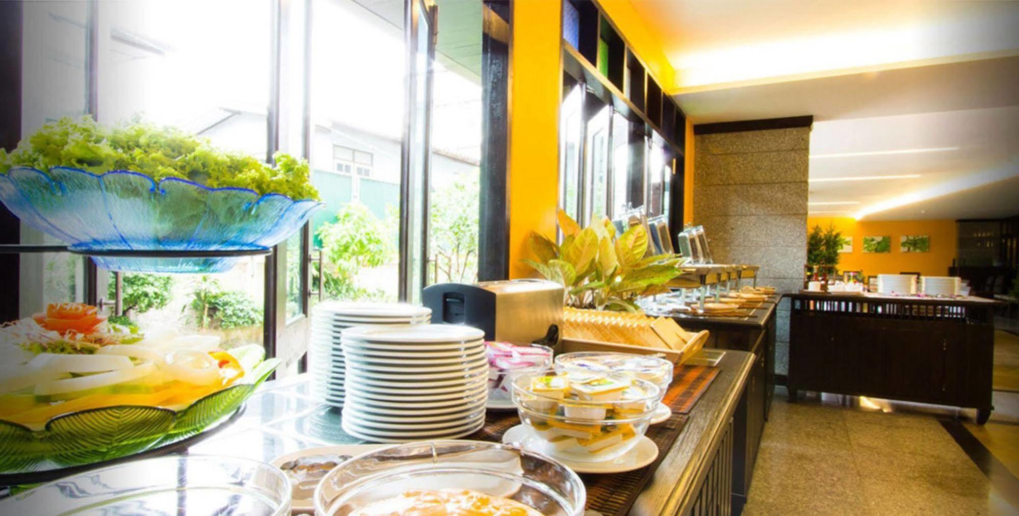 All Together Suite Hotel Bangkok Exterior foto